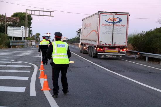 A police checkpoint between Catalonia and Valencia on October 30, 2020 (by Anna Ferràs)